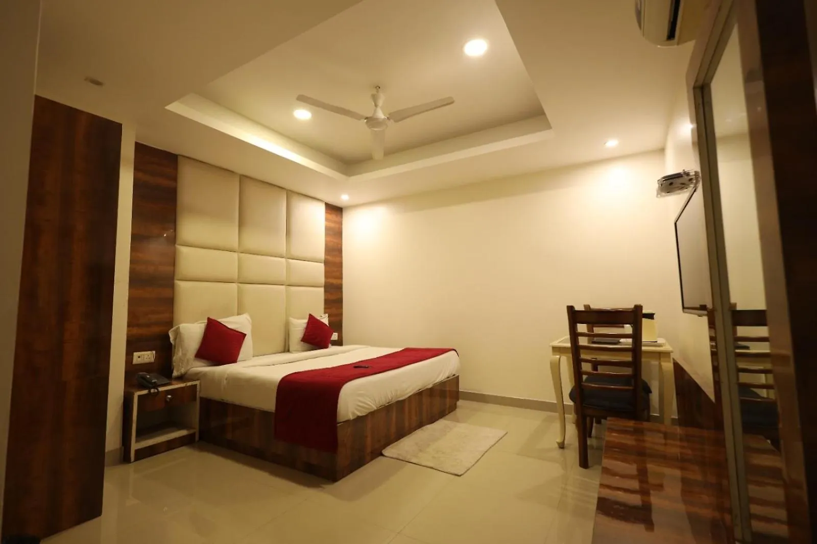 Hotel Paramont Inn Airport New Delhi 4*,